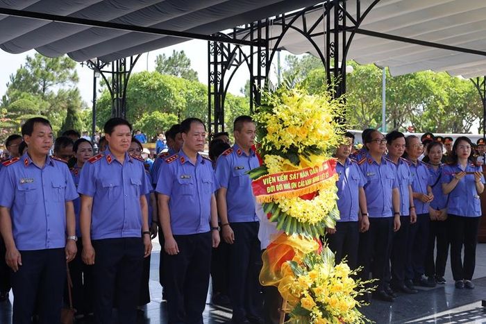 Đồng chí Trần Hải Quân, Ủy viên Ban Thường vụ Đảng ủy, Phó Viện trưởng VKSND tối cao và các đồng chí trong đoàn dâng hương, hoa tại Nghĩa trang quốc gia Đường 9.