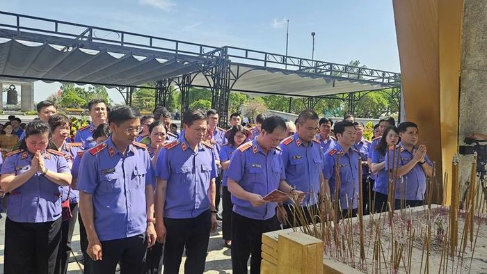 Đồng chí Trần Hải Quân, Ủy viên Ban Thường vụ Đảng ủy, Phó Viện trưởng VKSND tối cao dâng hương tại Nghĩa trang Quốc gia đường 9.