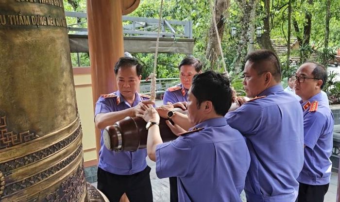 Đồng chí Trần Hải Quân, Ủy viên Ban Thường vụ Đảng ủy, Phó Viện trưởng, đồng chí Nguyễn Đức Bằng, Thủ trưởng Cơ quan Điều tra; Trần Hưng Bình, Vụ trưởng Vụ 4; Lại Anh Tuấn, Vụ trưởng Vụ 8; Nguyễn Mạnh Hưng, Phó Tổng biên tập Báo Bảo vệ pháp luật thỉnh chuông tại đền thờ các Anh hùng liệt sĩ Hang Tám Cô.