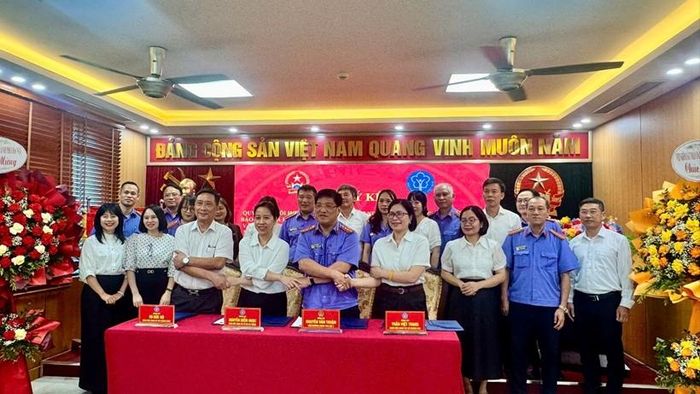  Các đại biểu bắt tay đoàn kết sau lễ ký Quy chế thành công tốt đẹp. 