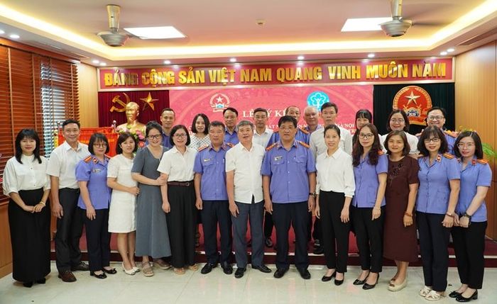  Các đại biểu chụp ảnh lưu niệm. 