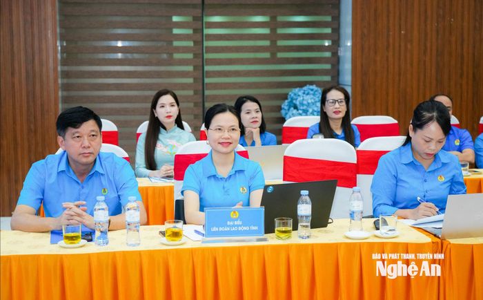 Lãnh đạo Liên đoàn Lao động tỉnh tham dự hội nghị. Ảnh: T.L