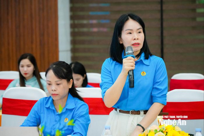 Đại diện Liên đoàn Lao động tỉnh trả lời làm rõ các kiến nghị của đoàn viên, người lao động quan tâm. Ảnh: T.L