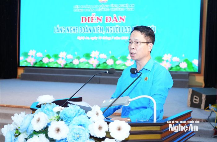 Chủ tịch Công đoàn phường Trường Vinh Lê Xuân Trình báo cáo tổng hợp kiến nghị đoàn viên, người lao động. Ảnh: T.L