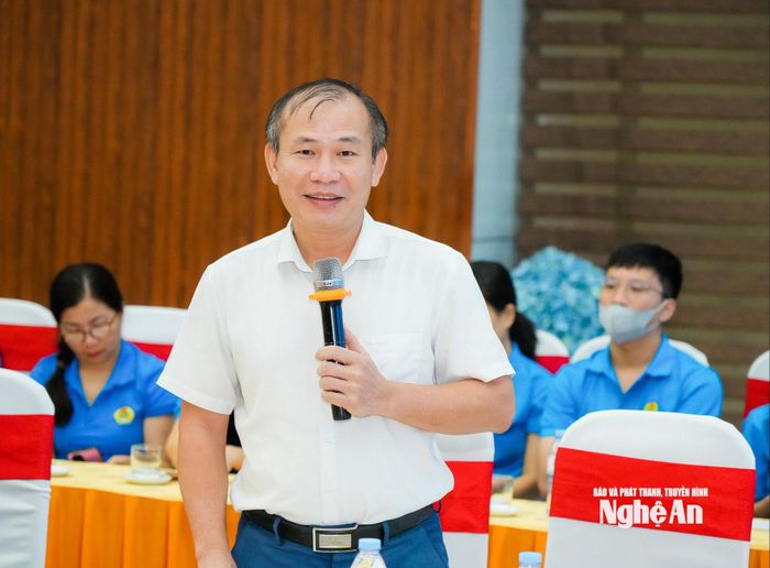 Đại diện Bảo hiểm xã hội tỉnh Nghệ An trả lời làm rõ các kiến nghị liên quan đến chính sách BHXH, BHYT. Ảnh: T.L