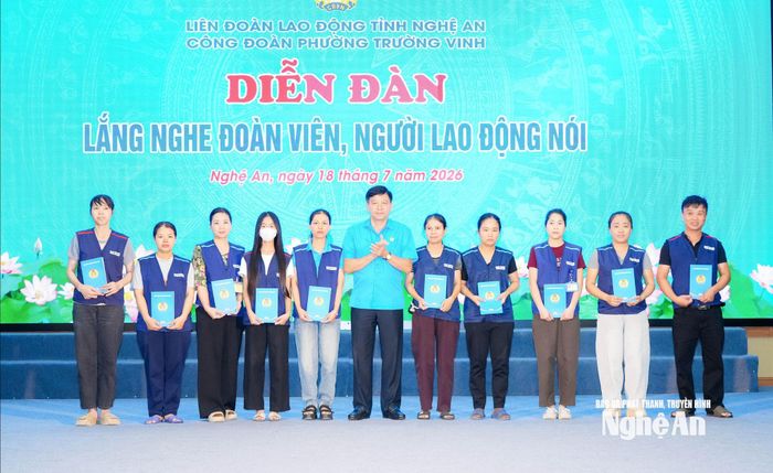 Chủ tịch Liên đoàn Lao động tỉnh Kha Văn Tám tặng quà cho đoàn viên, người lao động thuộc Công đoàn phường Trường Vinh. Ảnh: T.L