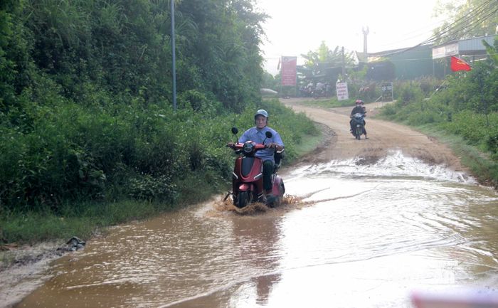 Mặt đường Quốc lộ 48D đoạn qua xã Mường Quàng xuống cấp trầm trọng. Ảnh: Q.A