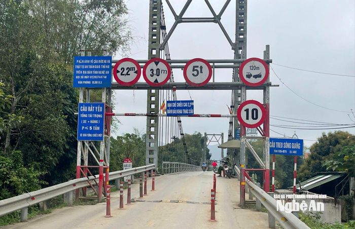 Cầu treo sông Giăng hiện tại sau 36 năm khai thác đã xuống cấp nghiêm trọng. Ảnh: Tiến Đông