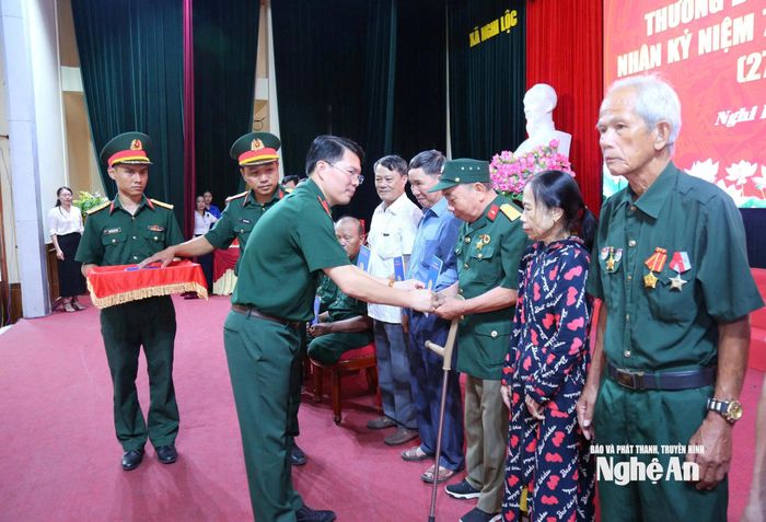 Đồng chí Đại tá Nguyễn Hồng Lợi - Trưởng ban Công đoàn Quốc phòng trao quà đến các thương, bệnh binh. Ảnh: Trần Hoa