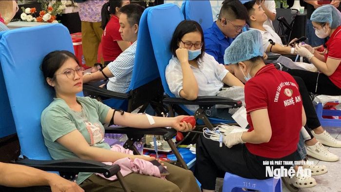 Rất đông người tham gia hiến máu tình nguyện. Ảnh: Vĩnh Hoàng