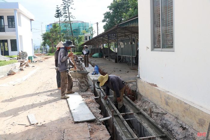 Trường THCS Lê Văn Thiêm đang tiếp tục được đầu tư chỉnh trang khuôn viên, chuẩn bị cho năm học mới.