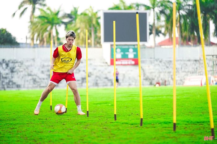 Viktor Lê gia nhập Hồng Lĩnh Hà Tĩnh từ giữa mùa giải 2023/2024 khi không có nhiều cơ hội tại CLB Bình Định.