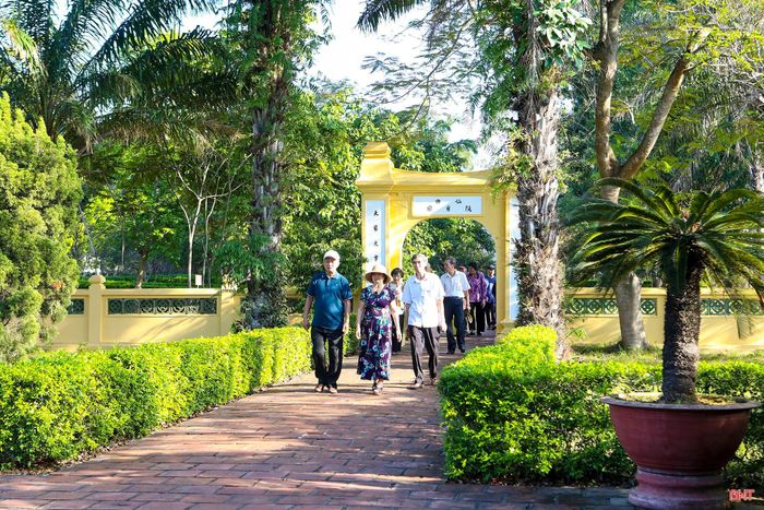 Đoàn lữ hành đến từ các tỉnh phía Nam tham quan Khu lưu niệm Đại thi hào Nguyễn Du và một số điểm đến tại xã Tiên Điền.