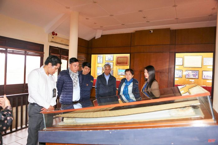 Các nhà nghiên cứu tham quan bảo tàng di sản Truyện Kiều tại Khu lưu niệm Đại thi hào Nguyễn Du. Ảnh tư liệu.