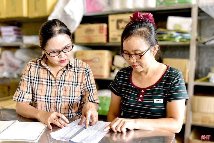 Nhân viên BHXH tuyên truyền lợi ích của BHXH tự nguyện để người dân trên địa bàn xã Kim Hoa tham gia.