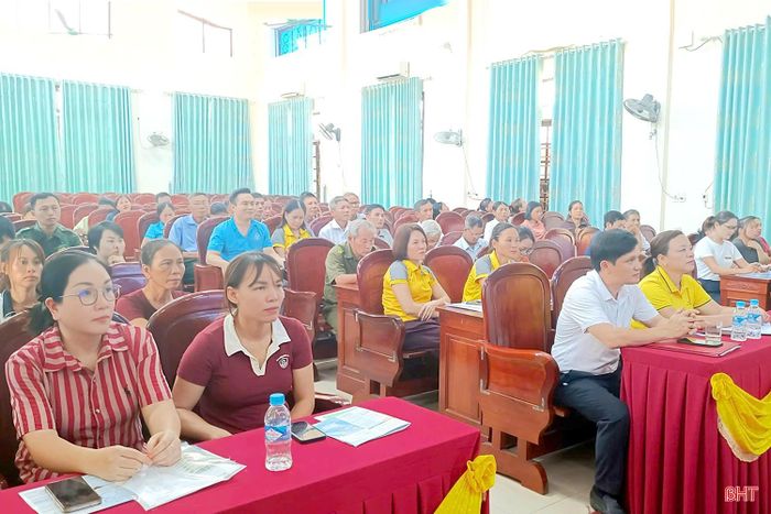 UBND xã Kim Hoa phối hợp với BHXH cơ sở Hương Sơn tổ chức hội nghị tuyên truyền chính sách BHXH tự nguyện và BHYT hộ gia đình.