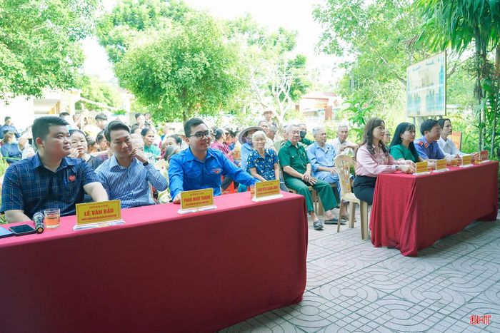 Đại biểu tham dự chương trình.