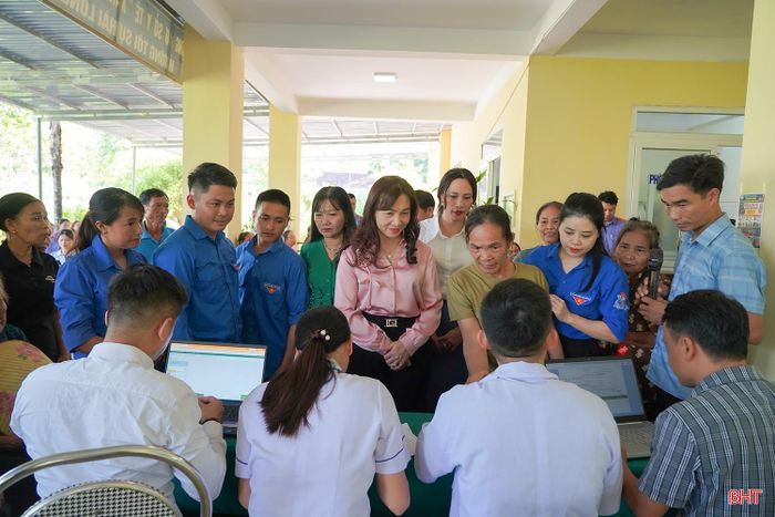 Trong khuôn khổ chương trình, đội ngũ y, bác sĩ Bệnh viện Đa khoa Sài Gòn Hà Tĩnh cùng cán bộ y tế địa phương đã tiến hành khám tổng quát, tư vấn sức khỏe, cấp phát thuốc miễn phí và thực hiện một số dịch vụ cận lâm sàng cho người dân.