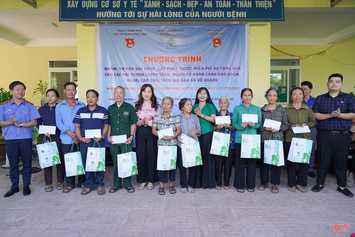 Tại chương trình, Ban Tổ chức đã trao 20 suất quà tri ân đến các gia đình chính sách, thương binh, bệnh binh, thân nhân liệt sĩ.
