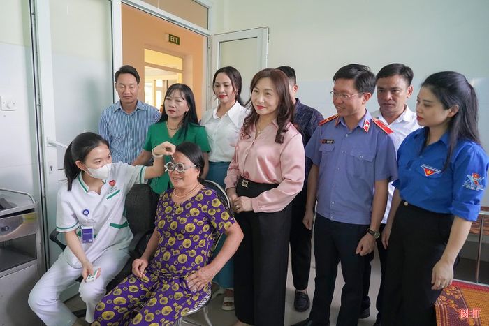 Qua thăm khám, các bác sĩ đã phát hiện, tư vấn điều trị đối với một số bệnh lý thường gặp như tăng huyết áp, tim mạch, hô hấp, dạ dày và các bệnh về mắt ở người cao tuổi; đồng thời hướng dẫn cách sử dụng thuốc, chế độ dinh dưỡng, chăm sóc sức khỏe và phòng, chống các loại dịch bệnh trong cộng đồng.
