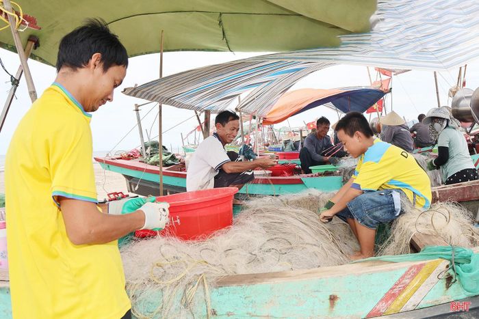 Ngư dân xã Tiên Điền chuẩn bị ngư cụ để ra khơi.