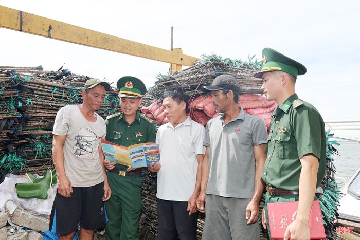 Tổ chức cộng đồng nghề cá ven bờ xã Lộc Hà phối hợp lực lượng biên phòng tuyên truyền cho ngư dân về khai thác thủy sản.