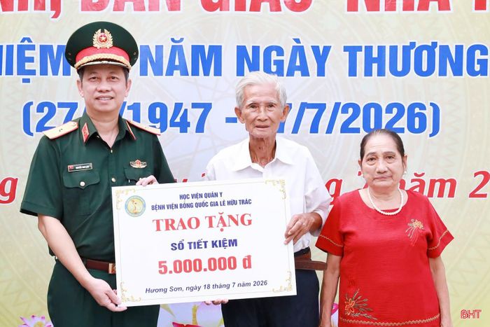 Nhiều phần quà ý nghĩa từ Học viện Quân y, Bệnh viện Bỏng Quốc gia Lê Hữu Trác và xã Hương Sơn cũng đã được trao tặng cho gia đình ông Trần Thế Dỵ.