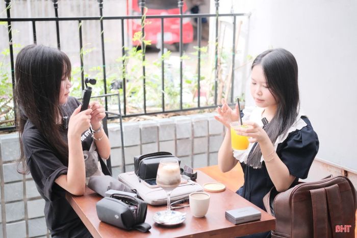 Từ khi rời phố về quê, chị Sao Chi (bên phải) tìm thấy được niềm vui trong cuộc sống và có nhiều thời gian dành cho bản thân hơn.