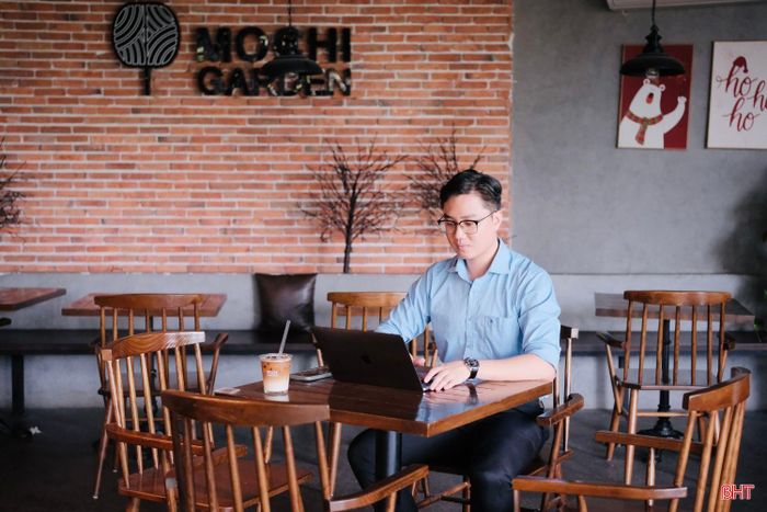 Mỗi ngày, anh Khánh dành 10-12 tiếng ngồi trước màn hình máy tính để làm việc và thường xuyên gặp tình trạng đau đầu, mất ngủ.