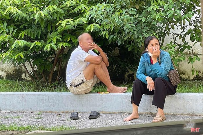 Nhiều người vẫn vô tư hút thuốc lá nơi công cộng.