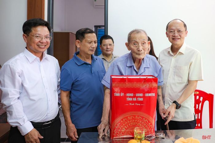 Đồng chí Nguyễn Hồng Lĩnh - Phó Bí thư Thường trực Tỉnh ủy, Chủ tịch HĐND tỉnh cùng lãnh đạo các ban ngành tặng quà cho người có công nhân dịp 27/7.