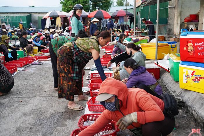 Chỉ trong vài giờ buổi sáng, những rổ mực đầy ắp dần vơi đi.