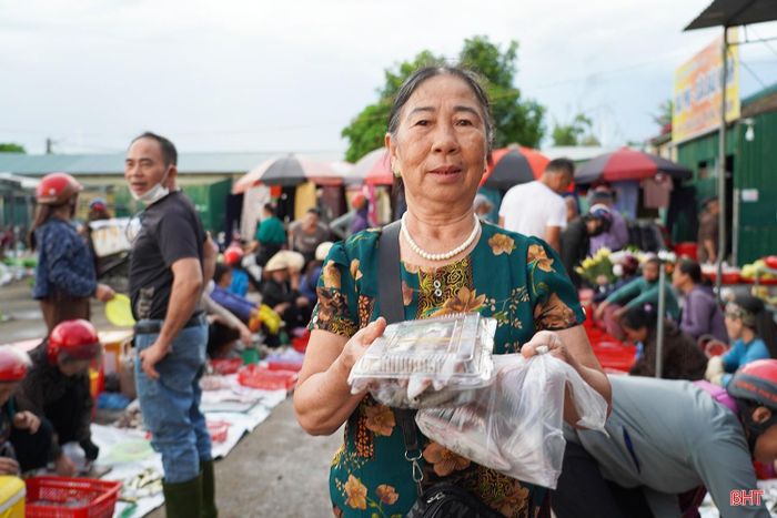 Bà Dương Thị Tám (xã Đồng Tiến) cho biết: "Năm nào gia đình tôi cũng chờ đến mùa mực nháy bãi ngang để mua về chế biến và làm quà cho người thân. Từ khoảng tháng 5 đến tháng 8 là thời điểm mực nhiều nhất, vừa tươi ngon, giá cả hợp lý nên rất thuận tiện để lựa chọn. Mực vừa cập bến còn tươi rói, thịt chắc, ngọt, có thể chế biến nhiều món hoặc cấp đông để dùng dần mà vẫn giữ được hương vị đặc trưng."