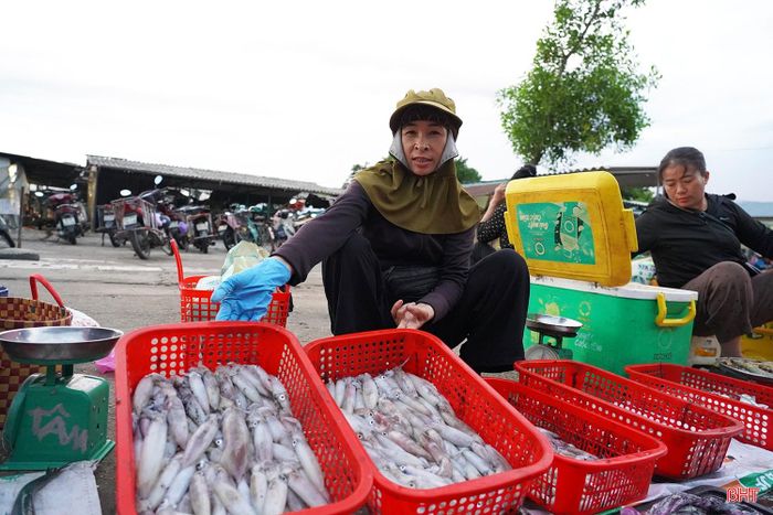 Những rổ mực vừa được đưa từ tàu cá vào bờ nhanh chóng theo chân ngư dân đến chợ Đạo.