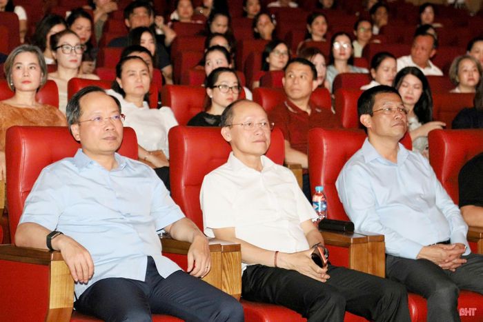 Các đại biểu tham dự chương trình.