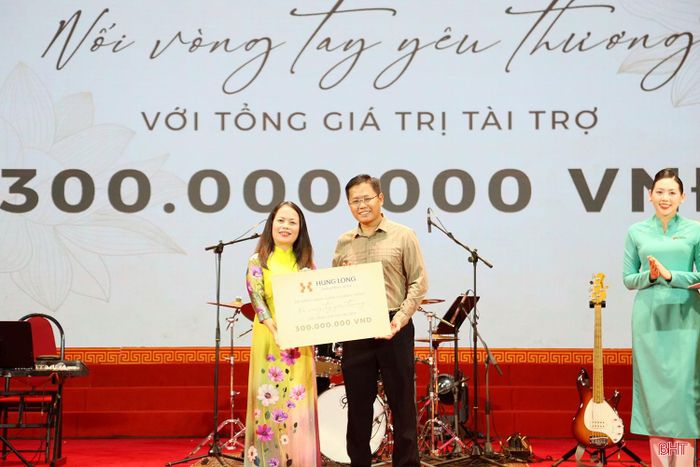 Tại chương trình, đại diện các đơn vị, doanh nghiệp đồng hành, tài trợ đã trao biểu trưng hỗ trợ cho Ủy ban MTTQ tỉnh Hà Tĩnh với tổng kinh phí 1,23 tỷ đồng nhằm góp phần chăm lo người có công với cách mạng và các hoàn cảnh khó khăn trên địa bàn tỉnh. (Trong ảnh: Đại diện Ban quản lý dự án Khu công nghiệp Hưng Long Việt Nam – đơn vị tài trợ 300 triệu đồng).