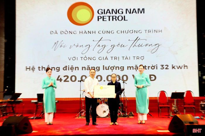 Công ty Xăng dầu Giang Nam và các nghệ sĩ, nhạc sĩ trao tặng Trung tâm Từ thiện Thiên Ân - nơi chăm sóc và nuôi dưỡng hàng chục mảnh đời kém may mắn tại xã Hương Đô hệ thống điện năng lượng mặt trời công suất 32 kWp, trị giá 420 triệu đồng.