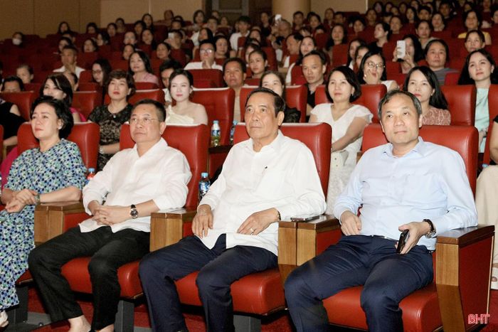 Đồng chí Hoàng Trung Dũng - Ủy viên Ban Chấp hành Trung ương Đảng, Phó Trưởng ban Thường trực Ban Tổ chức Trung ương và đồng chí Nguyễn Thanh Bình - Chủ tịch Hội Người cao tuổi Việt Nam tham dự chương trình.