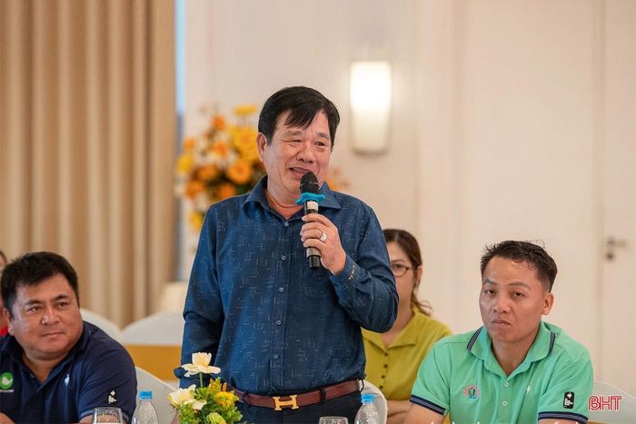 Đại diện Hội Golf Hà Tĩnh trao đổi tại buổi lễ.