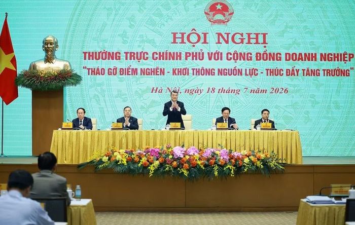 Thủ tướng Lê Minh Hưng chủ trì Hội nghị Thường trực Chính phủ với cộng đồng doanh nghiệp. (Ảnh: Dương Giang/TTXVN)