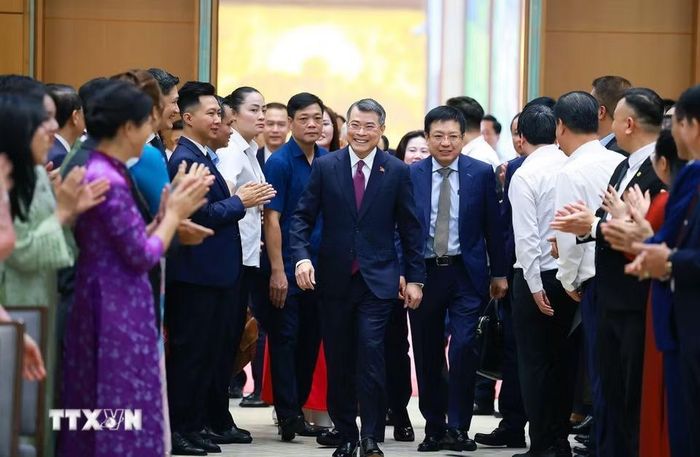 Thủ tướng Lê Minh Hưng đến dự Hội nghị Thường trực Chính phủ với cộng đồng doanh nghiệp. (Ảnh: Dương Giang/TTXVN)