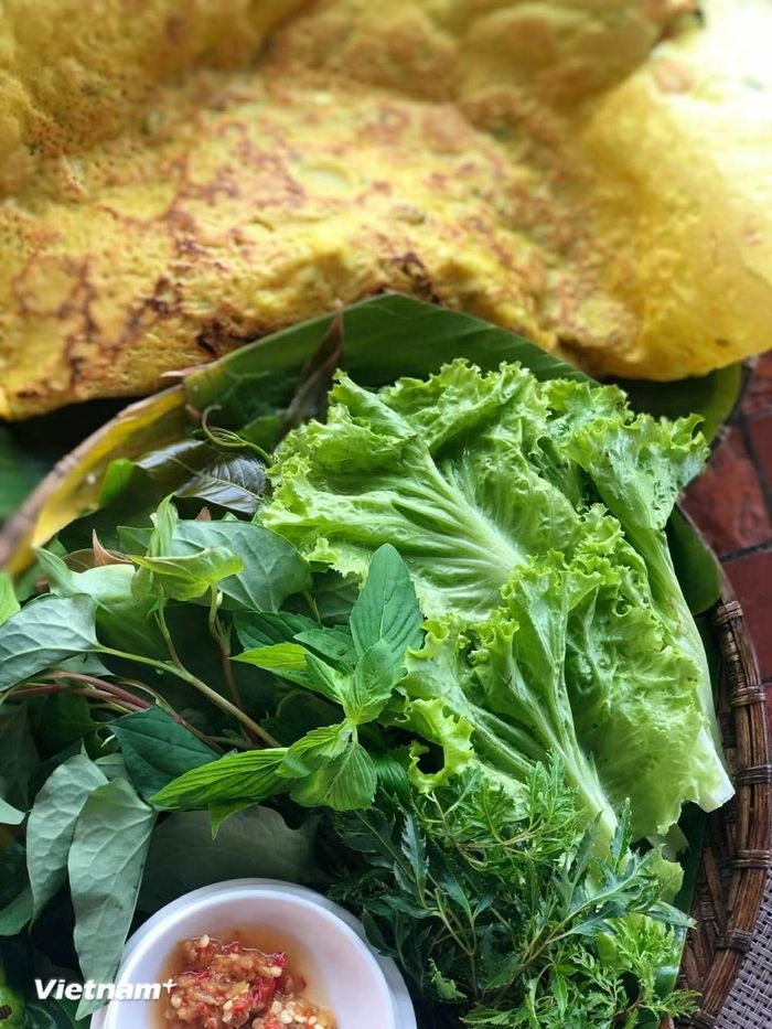 Mỗi loại rau mang đến một hương vị riêng, giúp cân bằng vị béo của bánh và tạo nên sự hài hòa trong từng cuốn. (Nguồn: Vietnam+)