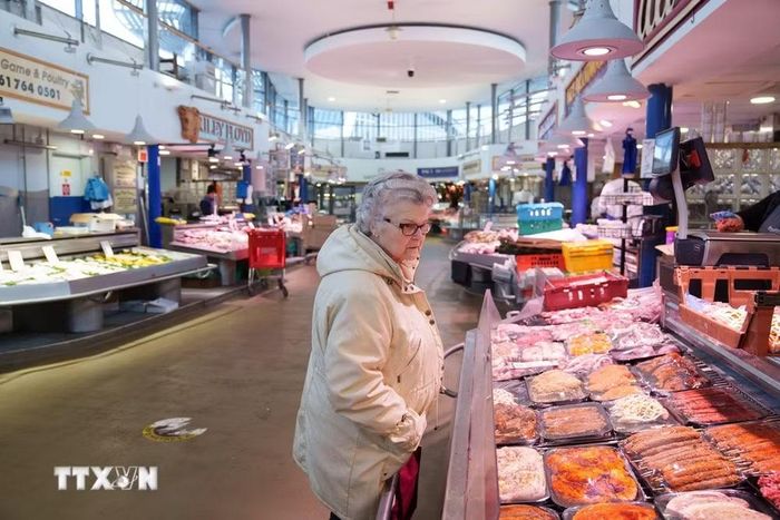 Người tiêu dùng mua sắm tại chợ ở Manchester, Anh. (Ảnh: THX/TTXVN)