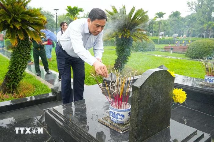 Đồng chí Hoàng Giang, Phó Bí thư Thường trực Tỉnh ủy, Chủ tịch Hội đồng nhân dân tỉnh Lào Cai thắp hương tưởng nhớ, tri ân các Anh hùng liệt sỹ tại nghĩa trang A1. (Ảnh: Phan Quân/TTXVN)