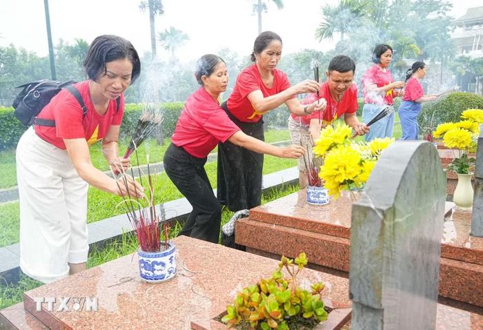 Đông đảo du khách, thắp hương tri ân các Anh hùng liệt sỹ tại Nghĩa trang A1. (Ảnh: Phan Quân/TTXVN)