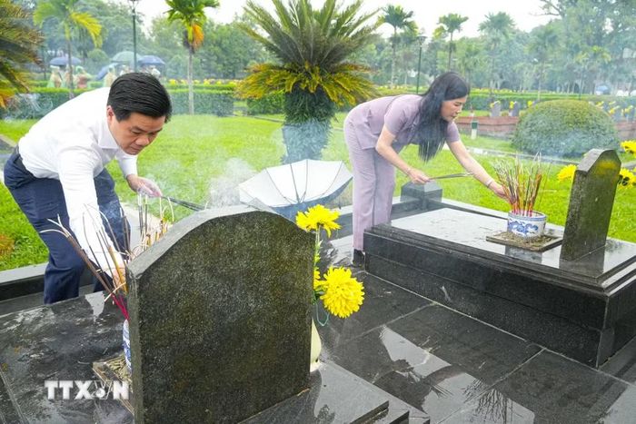 Đông đảo du khách, thắp hương tri ân các Anh hùng liệt sỹ tại Nghĩa trang A1. (Ảnh: Phan Quân/TTXVN)