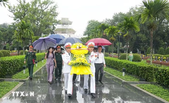 Đoàn công tác tỉnh Lào Cai dâng hoa tri ân các Anh hùng liệt sỹ tại nghĩa trang A1. (Ảnh: Phan Quân/TTXVN)