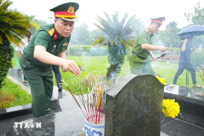 Thắp hương tưởng nhớ, tri ân các Anh hùng liệt sỹ tại nghĩa trang A1. (Ảnh: Phan Quân/TTXVN)