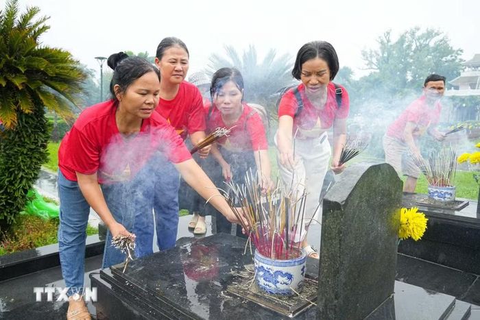 Đông đảo du khách, thắp hương tri ân các Anh hùng liệt sỹ tại Nghĩa trang A1. (Ảnh: Phan Quân/TTXVN)