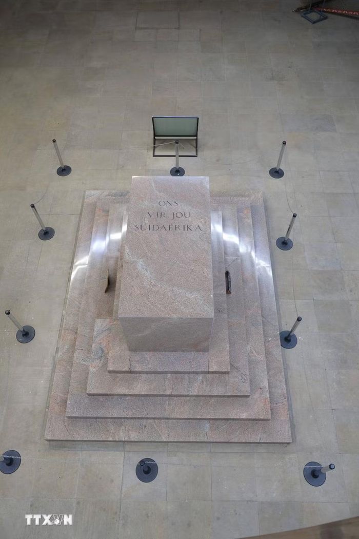 Ngôi mộ trống biểu tượng trong sảnh Cenotaph dưới đáy đài tưởng niệm. Vào đúng 12 giờ trưa ngày 16/12 hằng năm (ngày kỷ niệm trận chiến trên Sông Blood, ngày nay là Ngày Hòa giải Dân tộc của Nam Phi), một tia nắng tự nhiên từ mái vòm cao sẽ chiếu thẳng qua lỗ lấy sáng, rọi chính xác vào dòng chữ khắc trên mộ: "Ons vir Jou, Suid-Afrika" (Chúng tôi vì Người, Nam Phi). (Ảnh: Hồng Minh/TTXVN)